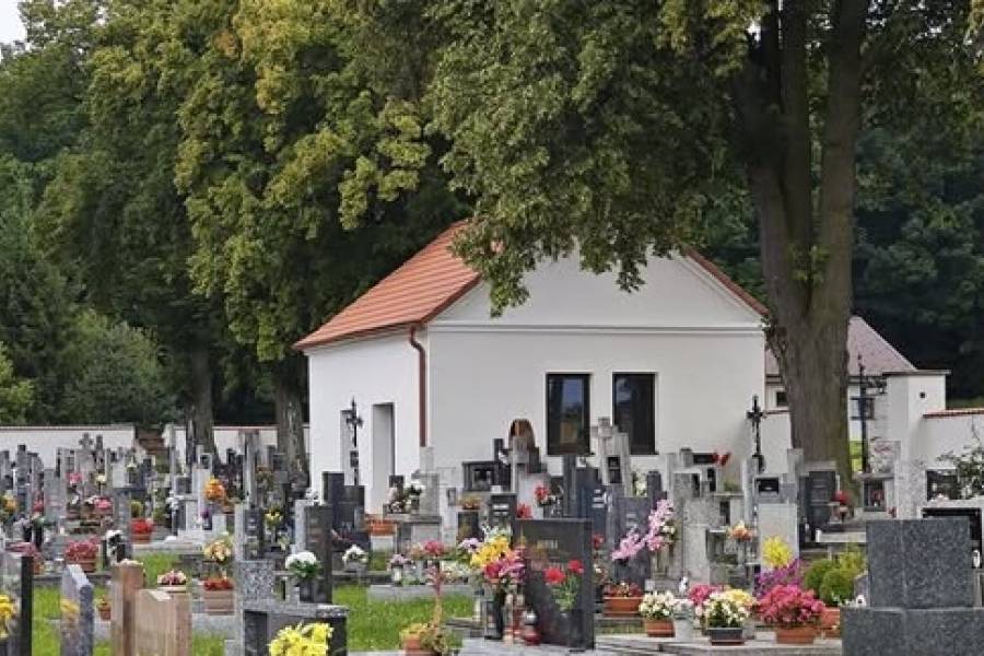 Dubenský hřbitov prochází citlivou obnovou: Zeď, márnice, nové cesty i výsadba stromů