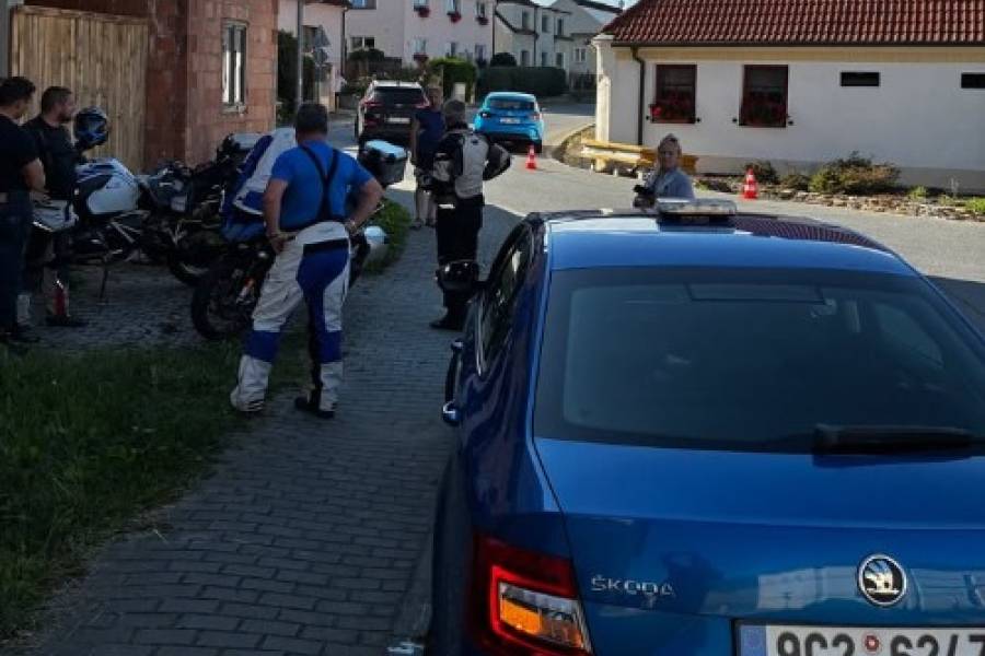Nehoda v Dubném: Řidič najel do protisměru, střet s motorkou se naštěstí obešel bez zranění