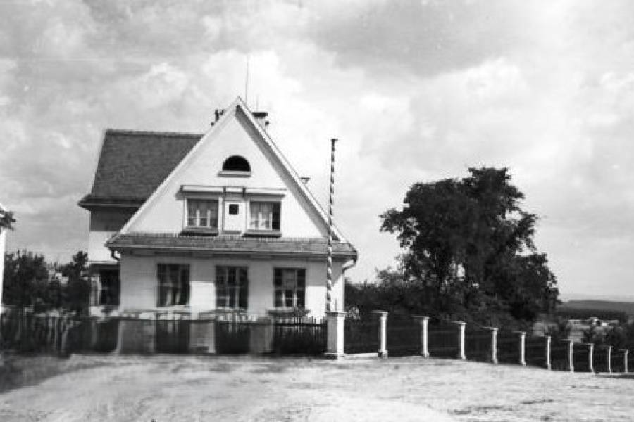 Do Holašovic se vrací prvorepublikový znak na budovu bývalé české školy
