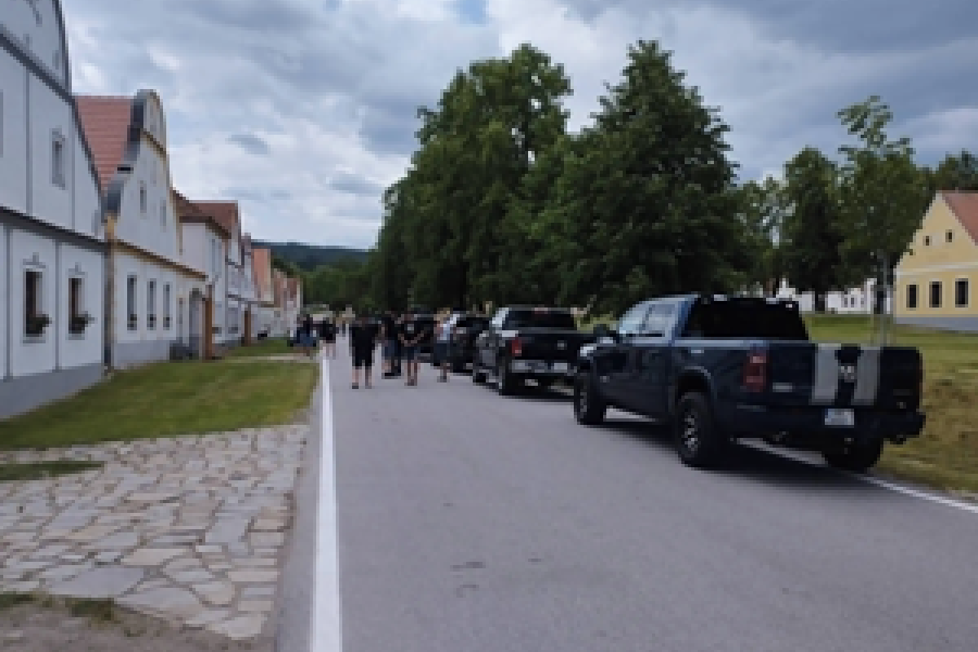 Americké pickupy rozvířily emoce v Holašovicích. Spor o parkování na návsi řeší i policie